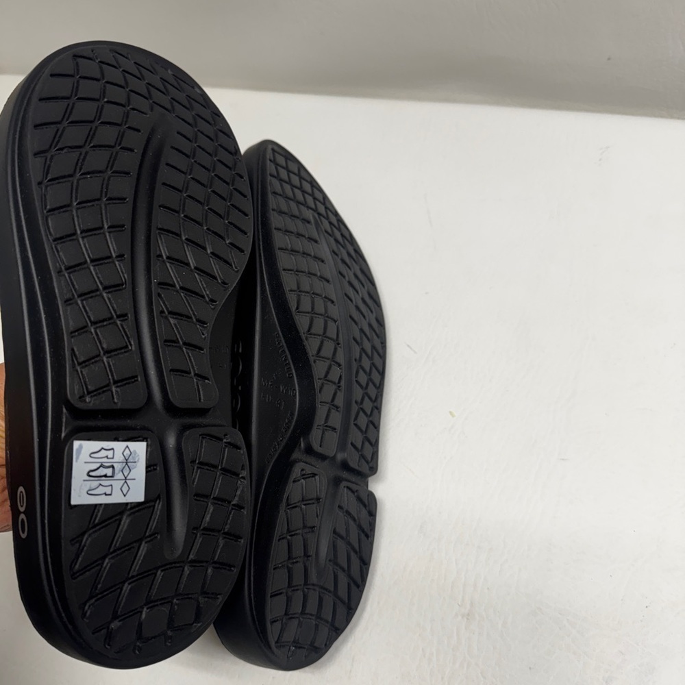 Oofos Black unisex Flip Flops size W10-M8 - Picture 4 of 5